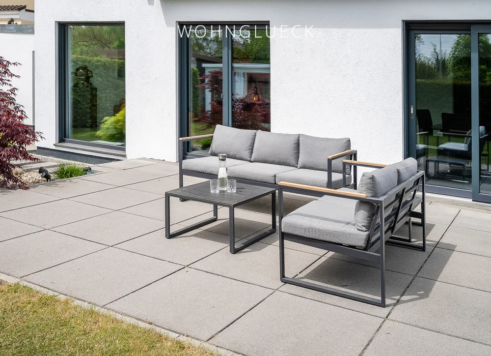 Großzügige Terrasse mit maßgefertigter Markise